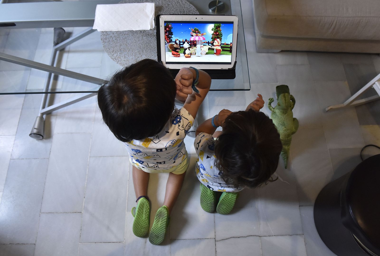 Un niño que tiene una enfermedad rara junto a su hermano.