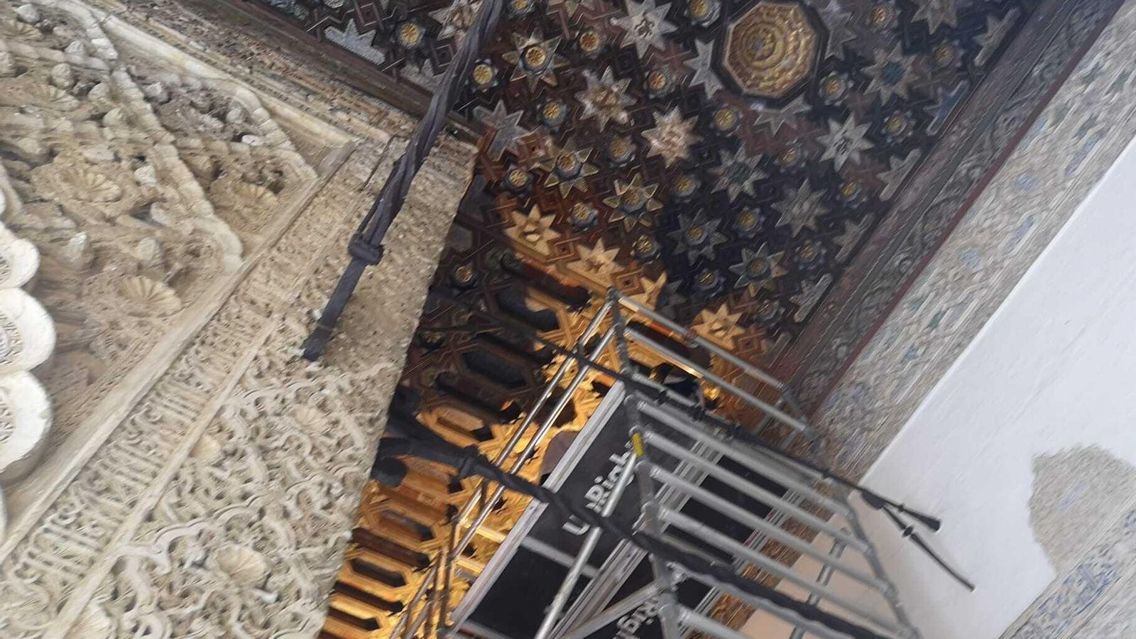 Se ha intervenido en techumbres y yesarías.