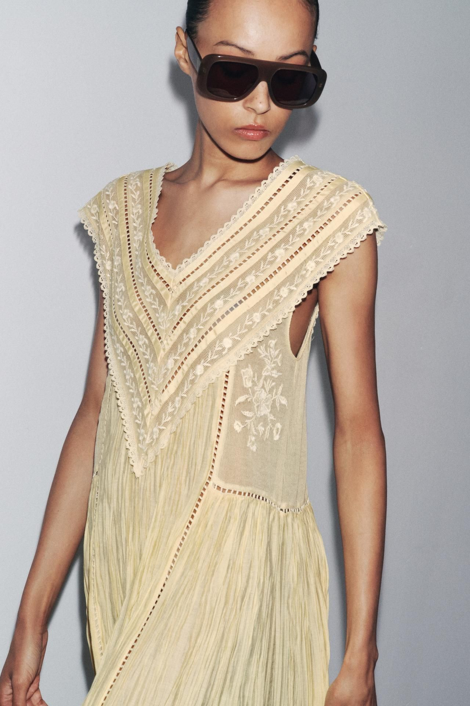 Vestido de encajes de Zara. Vestido de encajes de Zara.