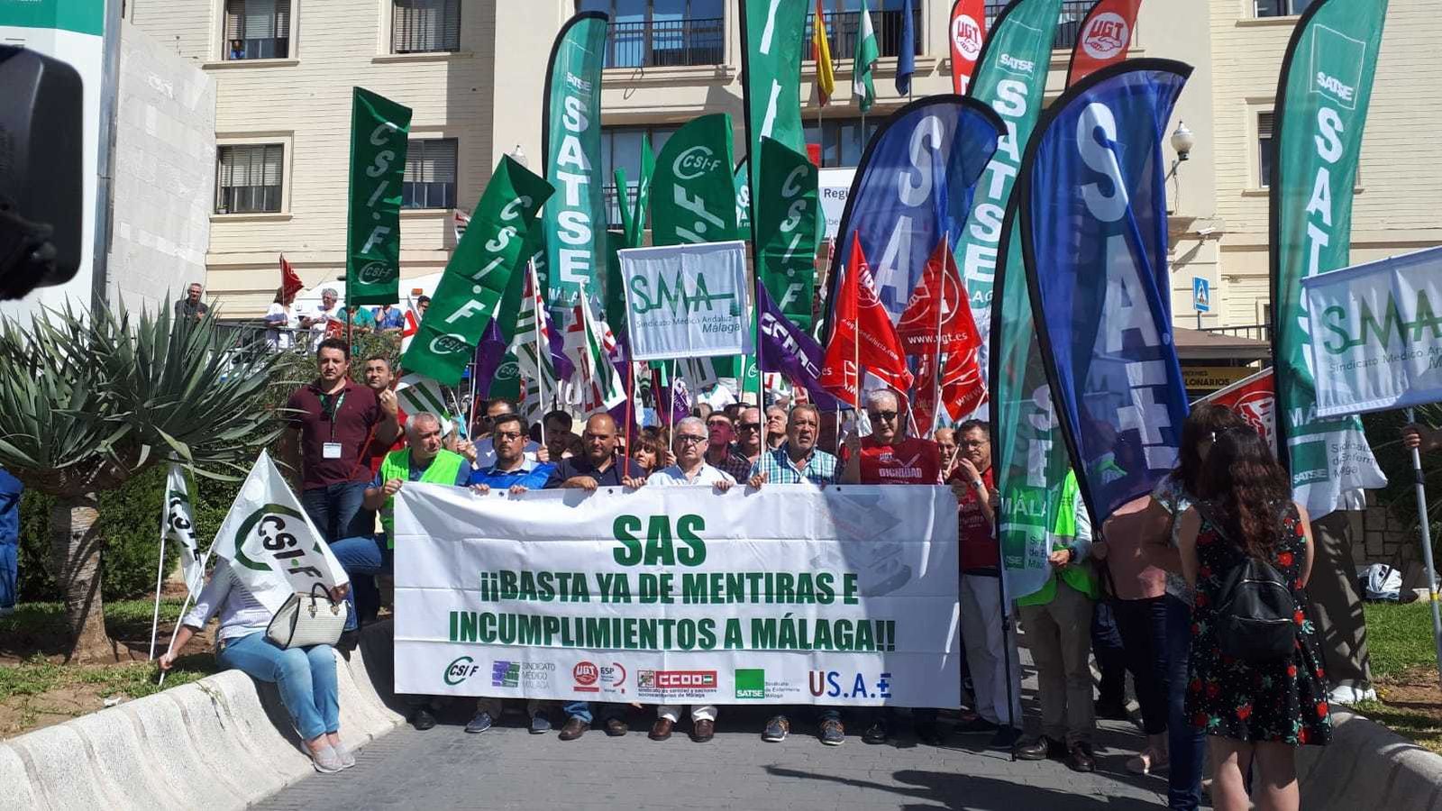 Concentración, esta mañana, ante las puertas del Hospital Regional.