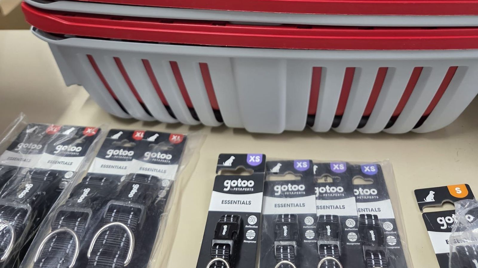 Material donado al centro de Jerez por la Asociación Nacional Amigos de los Animales.