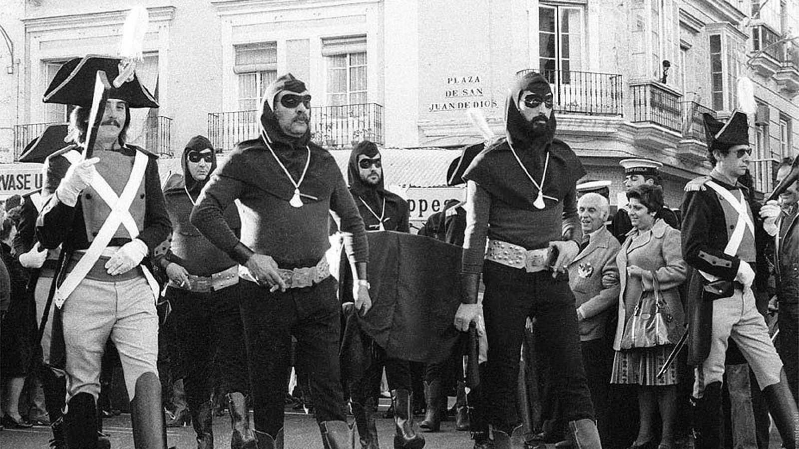 Fernández-Repeto, segundo por la derecha, portando el féretro del Entierro de las Fiestas Típicas. Fernández-Repeto, segundo por la derecha, portando el féretro del Entierro de las Fiestas Típicas.