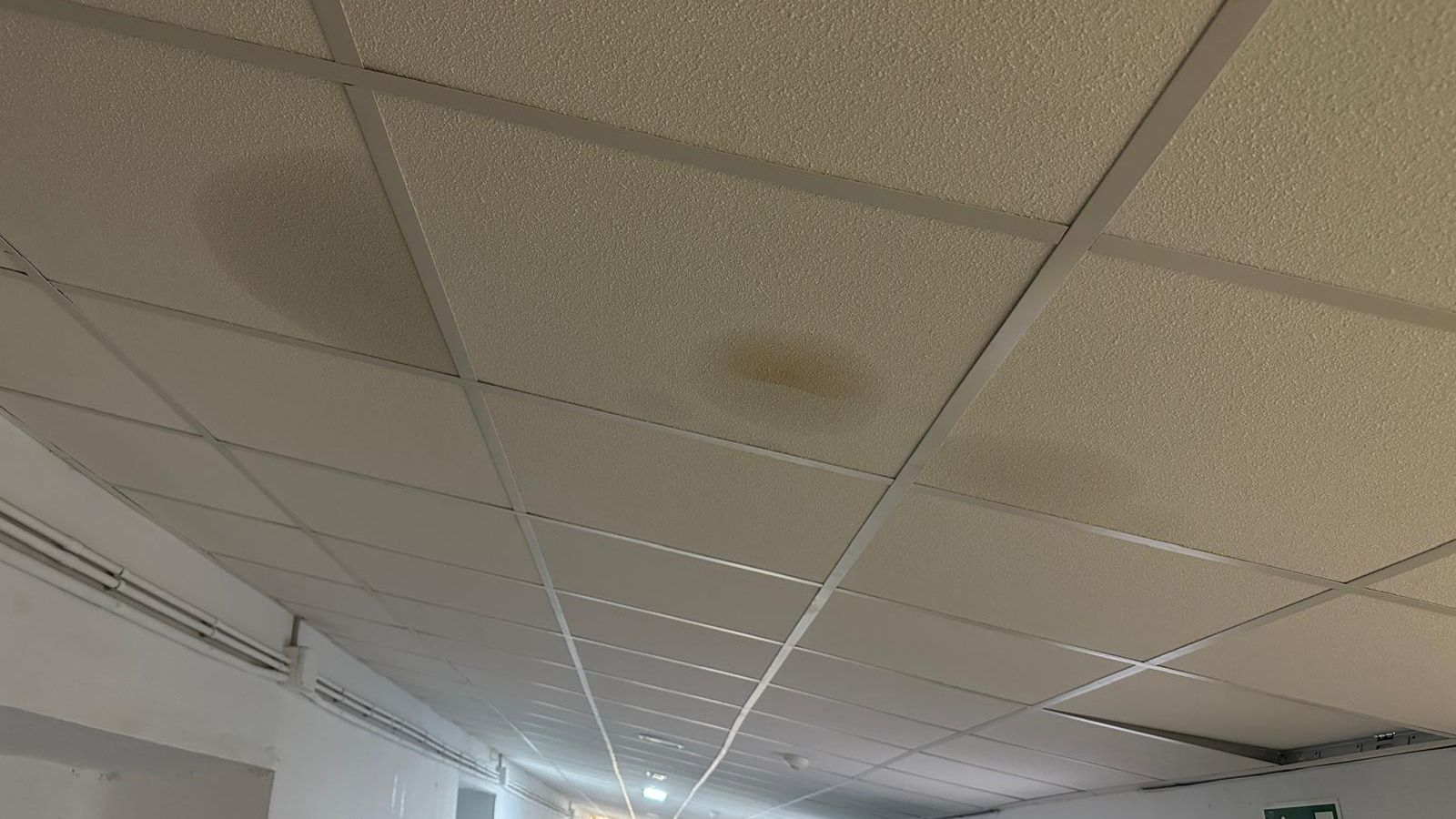 Fotografías de las goteras y humedades en el IES San Blas de Aracena, con alumnos desalojados este miércoles