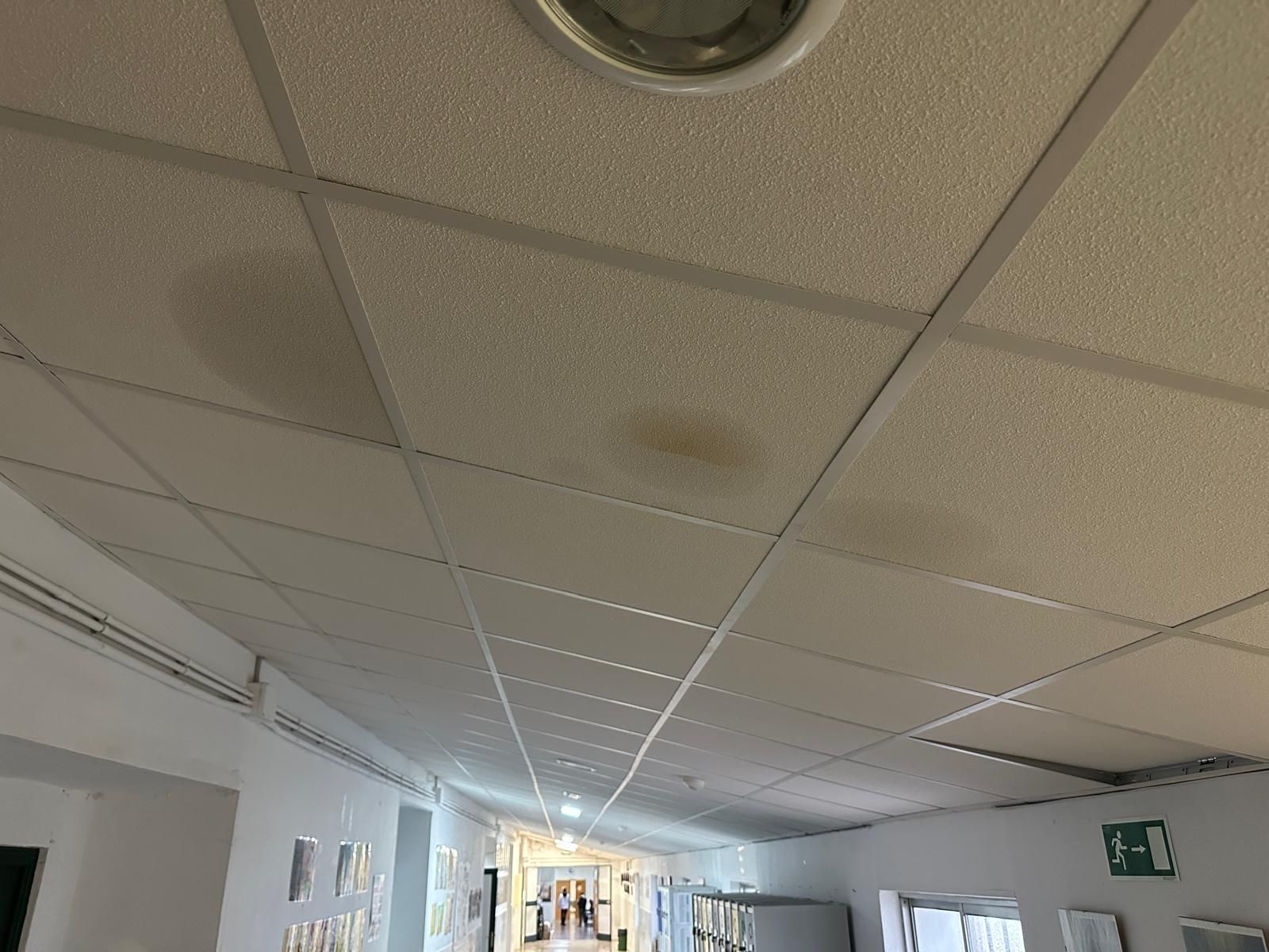 Fotografías de las goteras y humedades en el IES San Blas de Aracena, con alumnos desalojados este miércoles