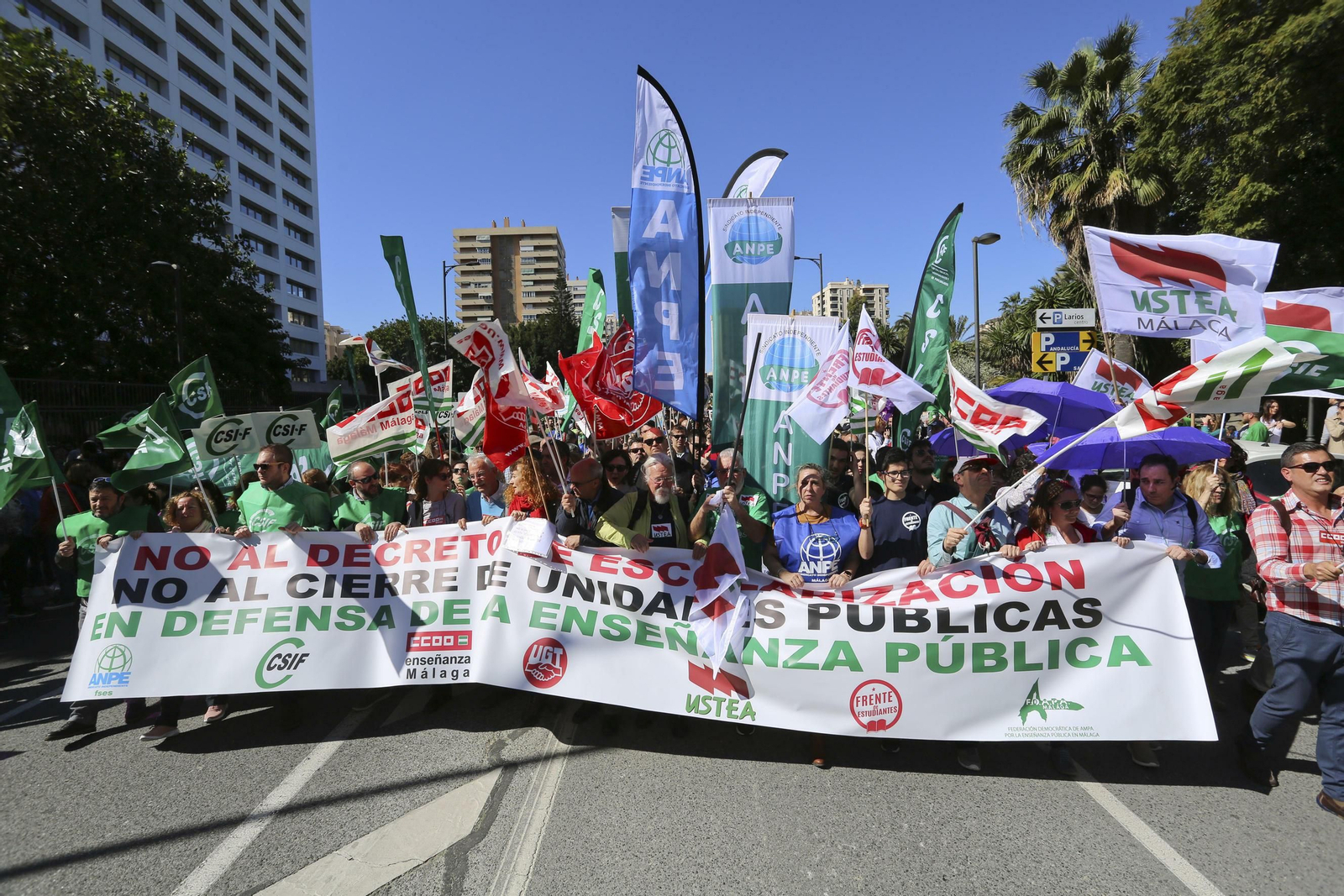 La manifestación por la huelga educativa en Málaga, en fotos
