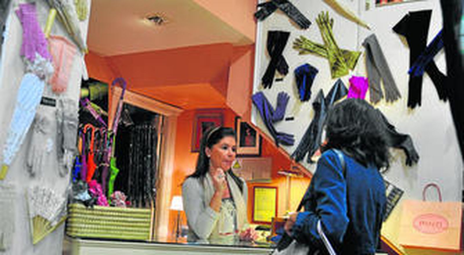 Ore del Pino asesora a una clienta sobre los tipos de guante.