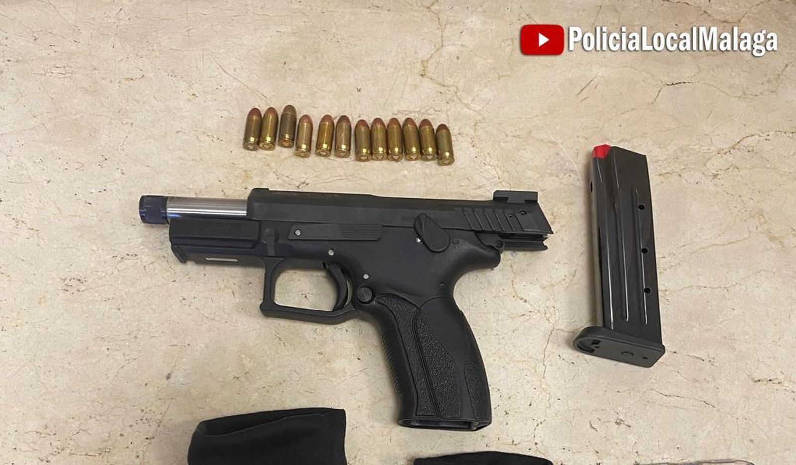 Pistola, cargador y cartuchos intervenido en una operación policial.