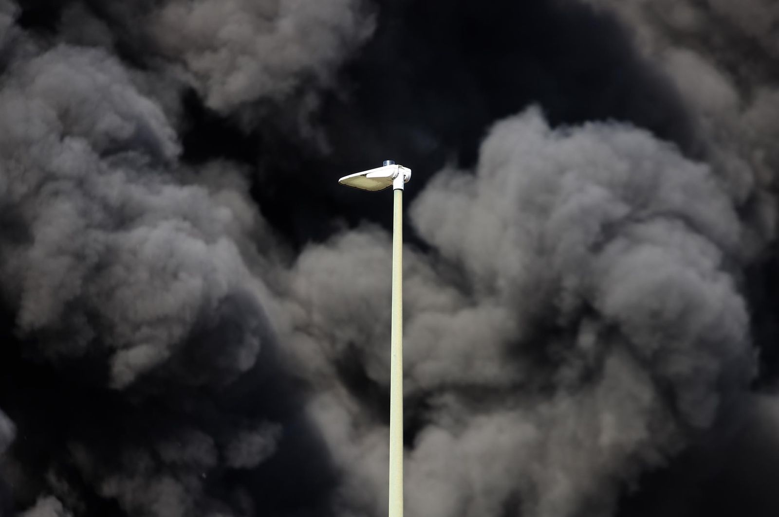 Imágenes del incendio en las instalaciones de Hierros España