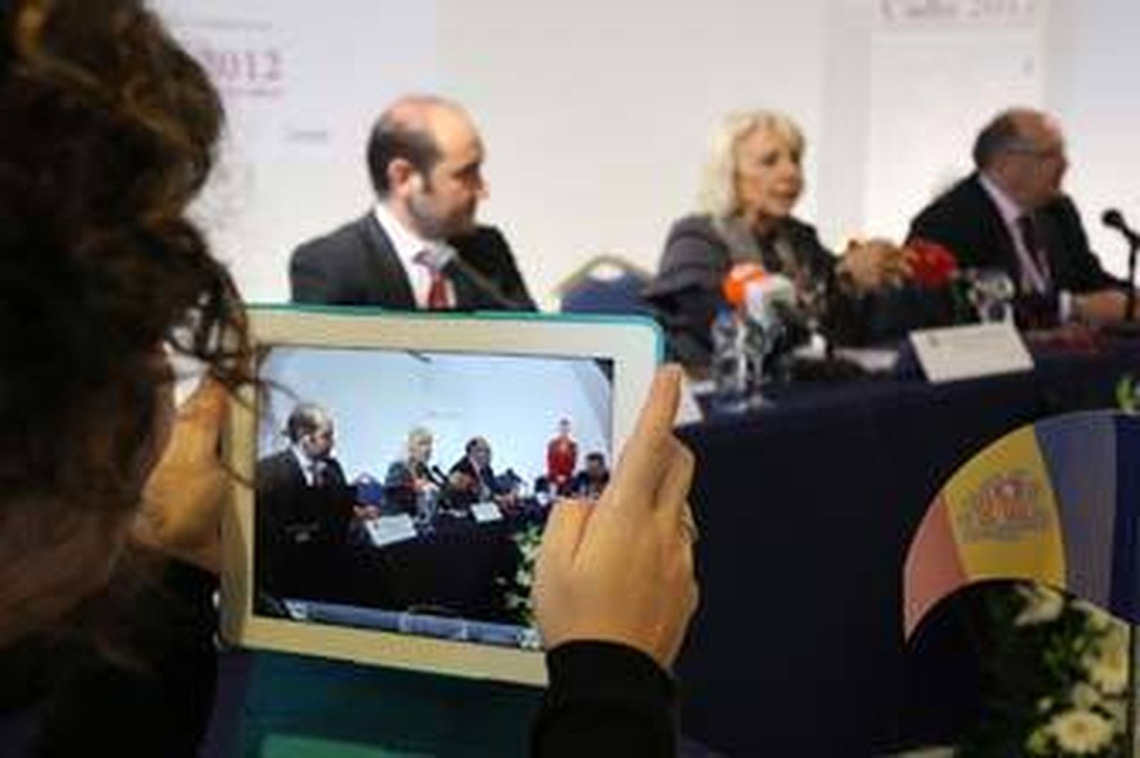 Un momento de la conferencia ofrecida por la alcaldesa. /M.F.