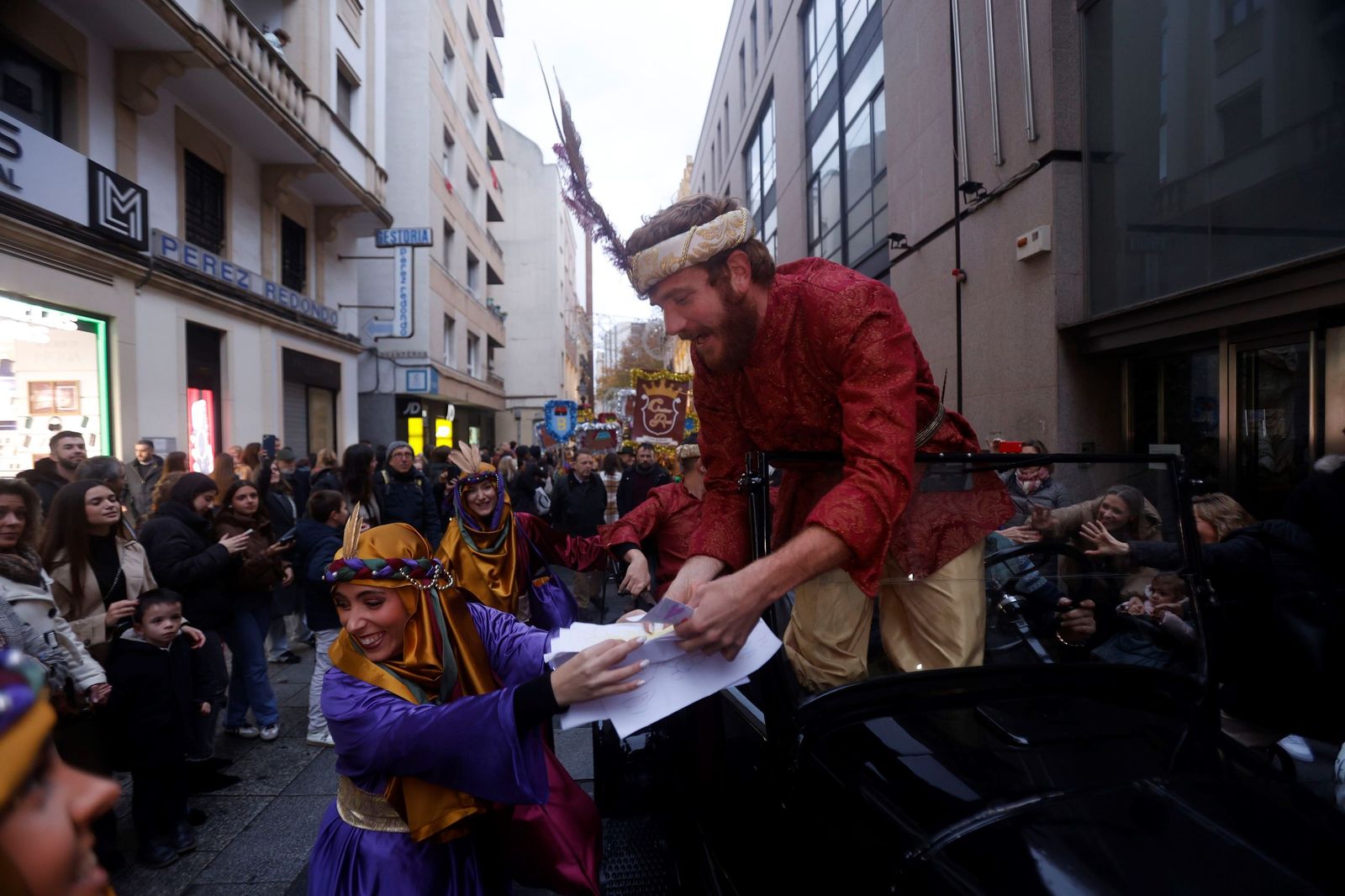 El Cartero Real llena de ilusión el Centro de Córdoba, en imágenes