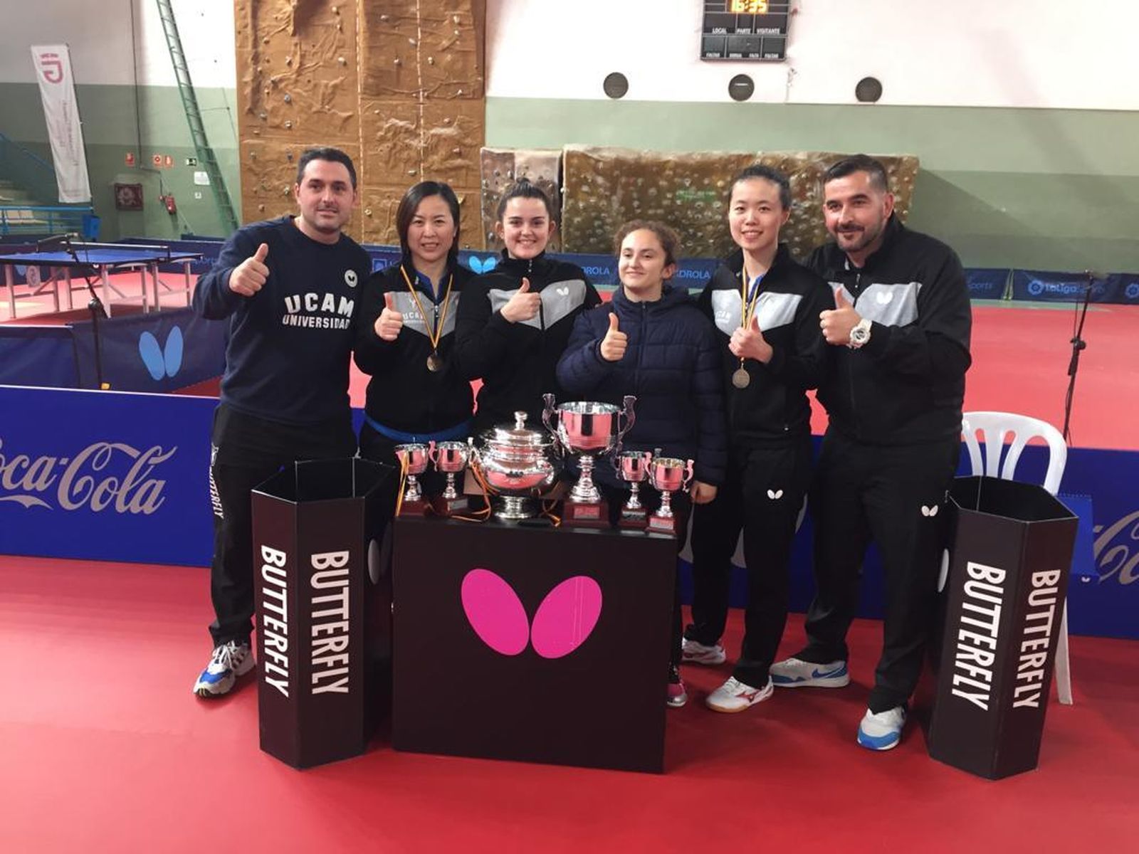 Jesús Martín, primero por la izquierda, con Jesús Cantero y el equipo tras la consecución de la Copa de la Reina.