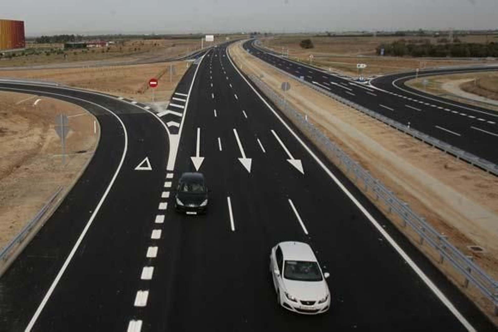 La SE-40 alivia el tráfico de la SE-30 en un 2,5% en su primer día