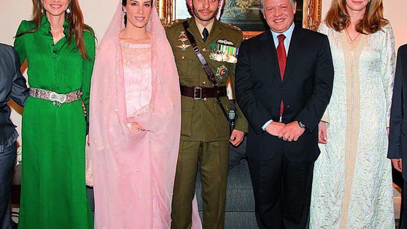 Noor de Jordania (primera por la dcha.) con su marido, con el rey Abdalá II, Rania (de verde), su hijo el príncipe Hussein bin Abdalá y su mujer.