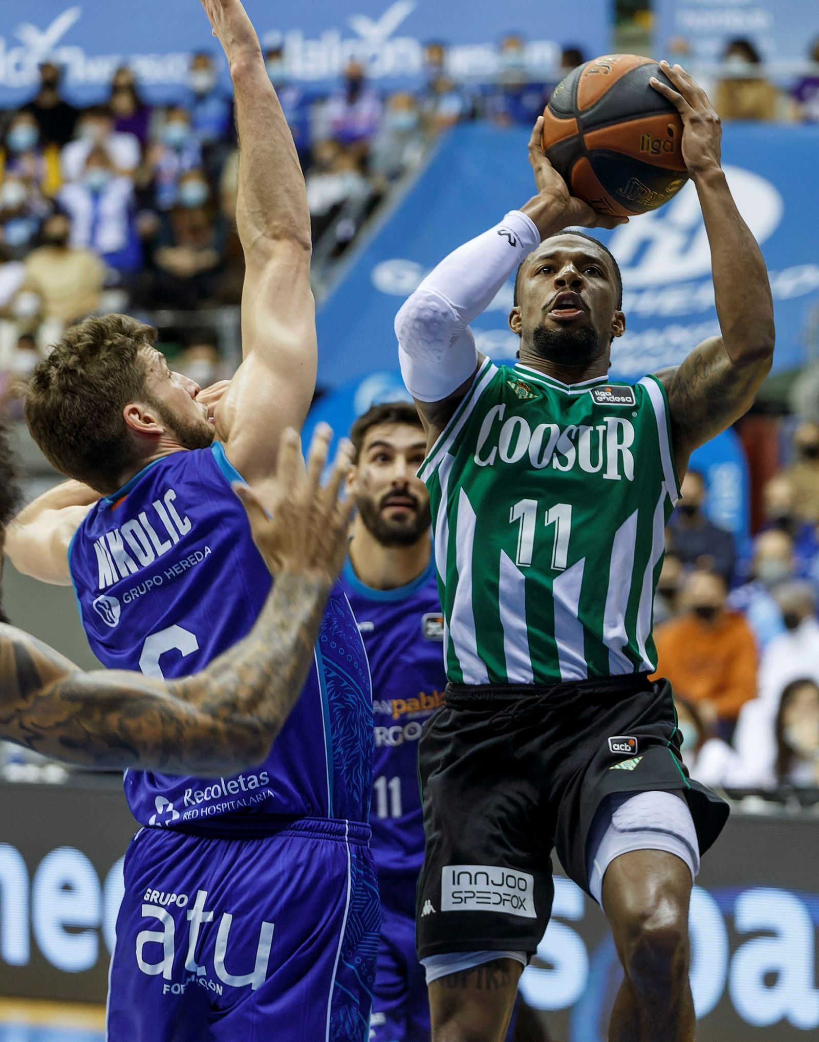 El inspirado Shannon Evans entra a canasta ante la defensa de Nikolic.