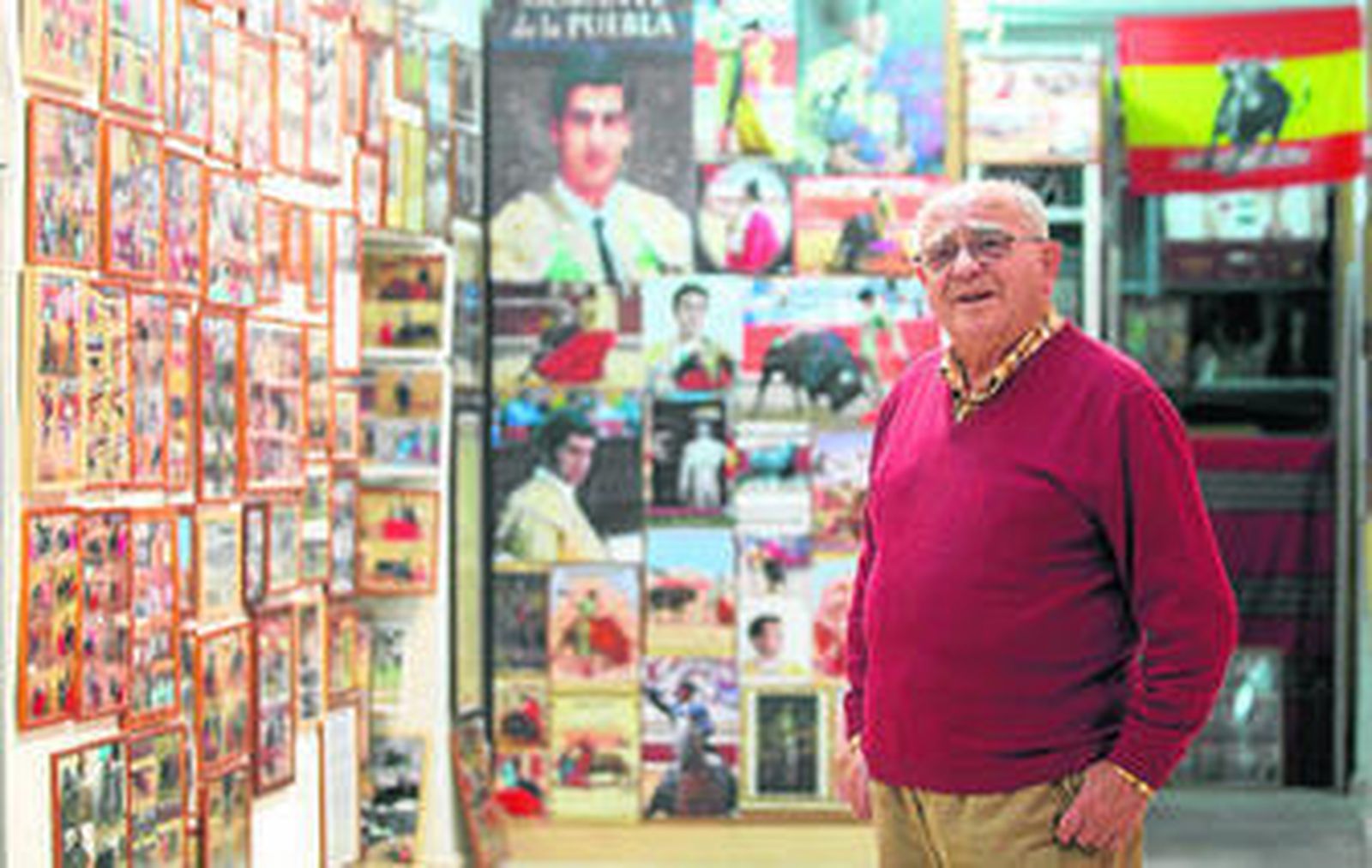 Pepe Puyol posa en su Museo Taurino de Tarifa.