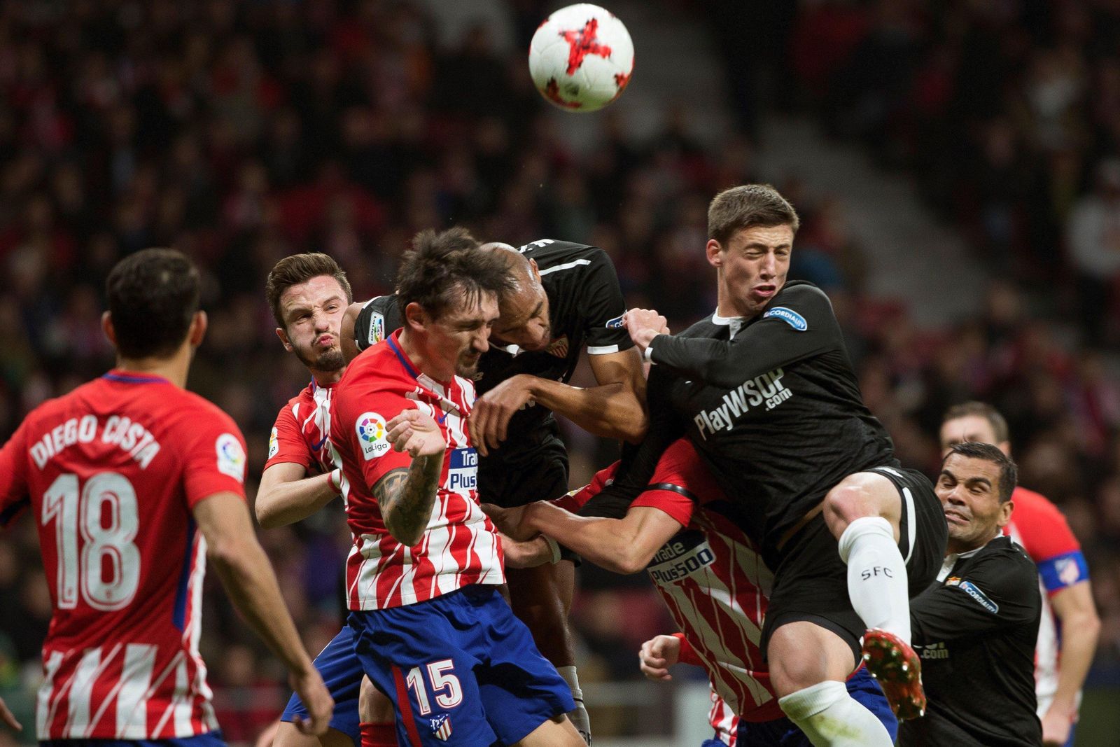 Los sevillistas N'Zonzi y Lenglet van con todo al choque en la disputa ante Savic y Saúl Ñíguez de un balón colgado.
