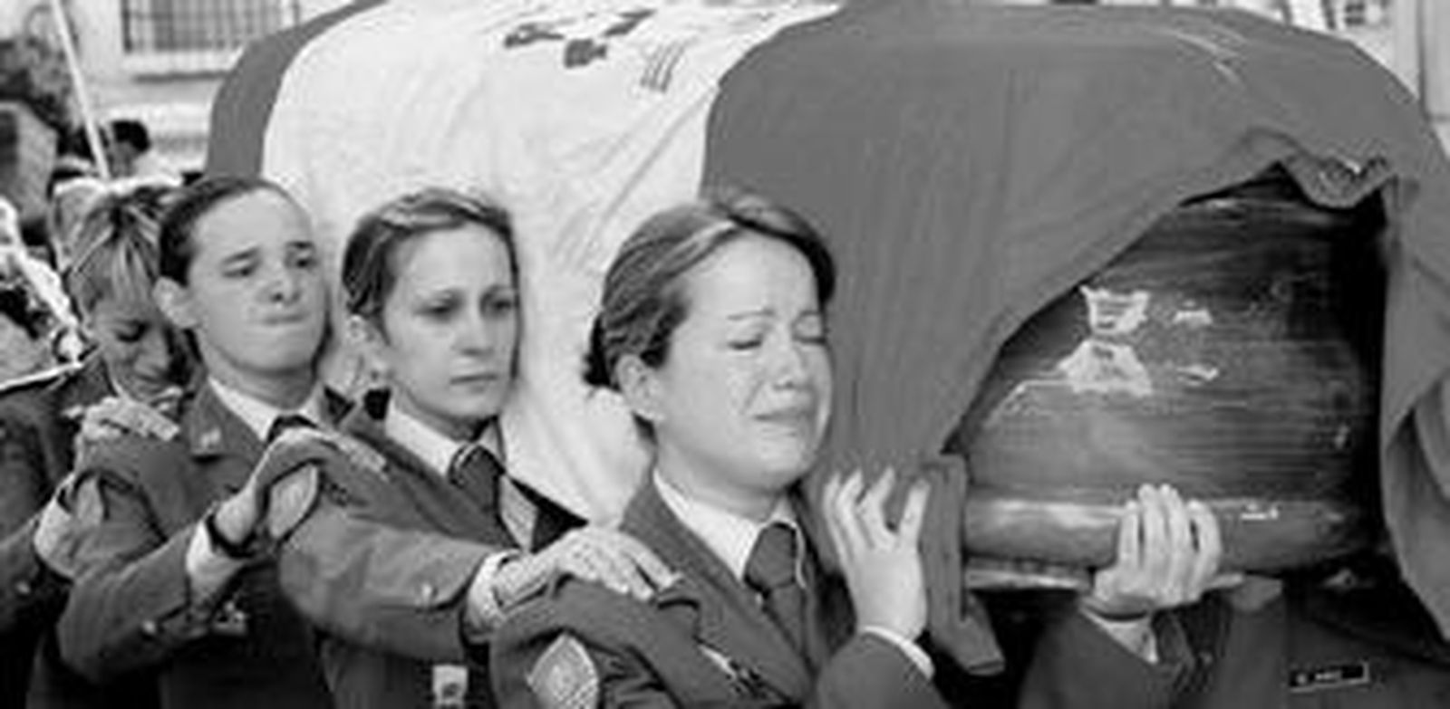 Las compañeras de Encarni, la militar del Acuartelamiento Cervantes asesinada por su pareja, portan el féretro con los restos de su compañera durante el funeral.