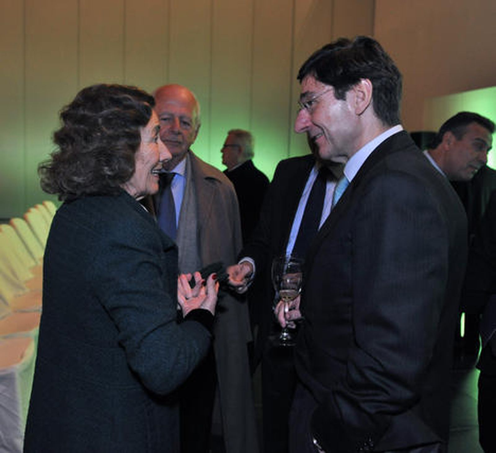 María Luisa Guardiola, presidenta de Andex, Luis Manuel Halcón y José Ignacio Goirigolzarri.

Foto: Juan Carlos Vazquez/Manuel Gomez
