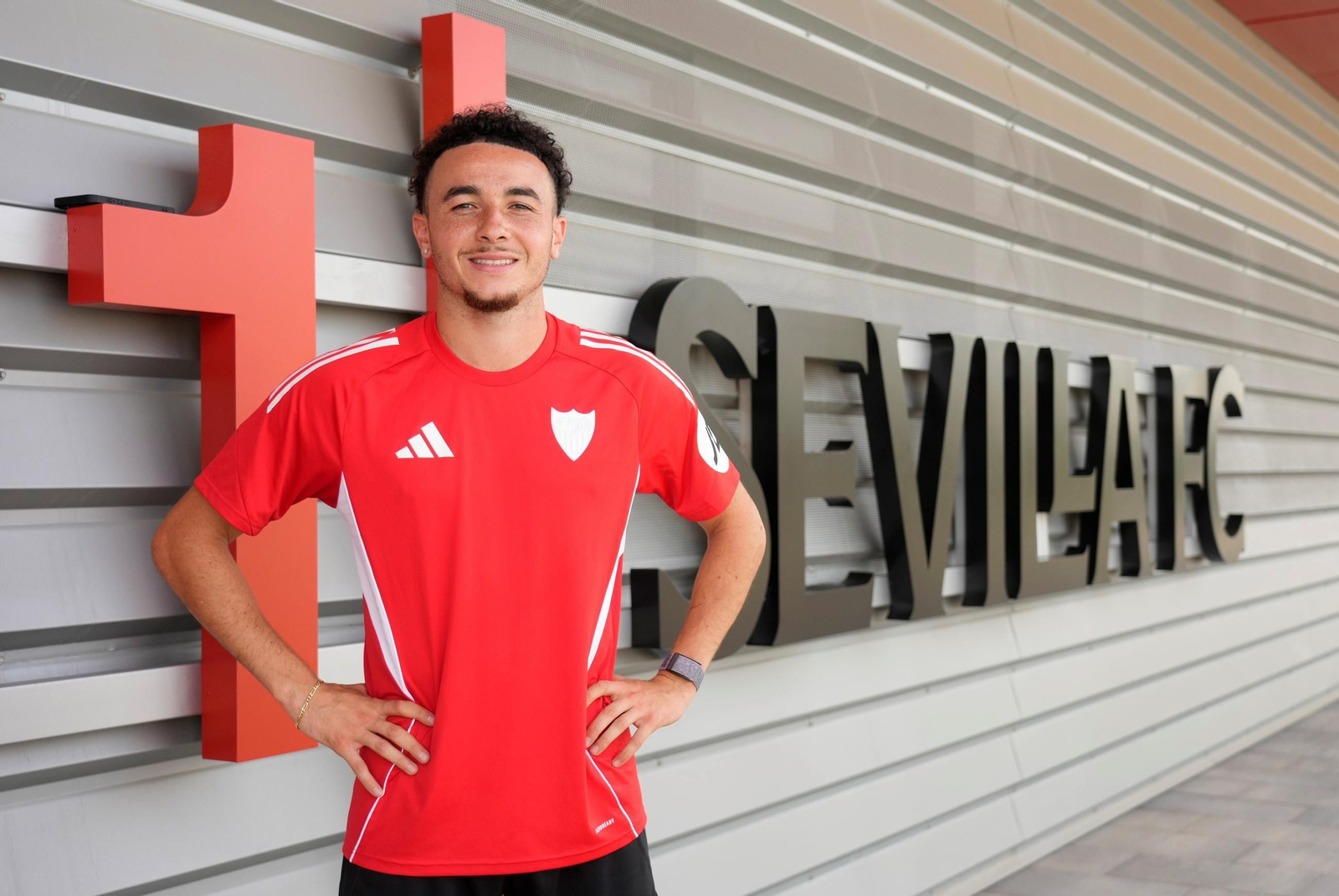 Rubén Vargas posa ante la residencia del primer equipo en la ciudad deportiva del Sevilla.