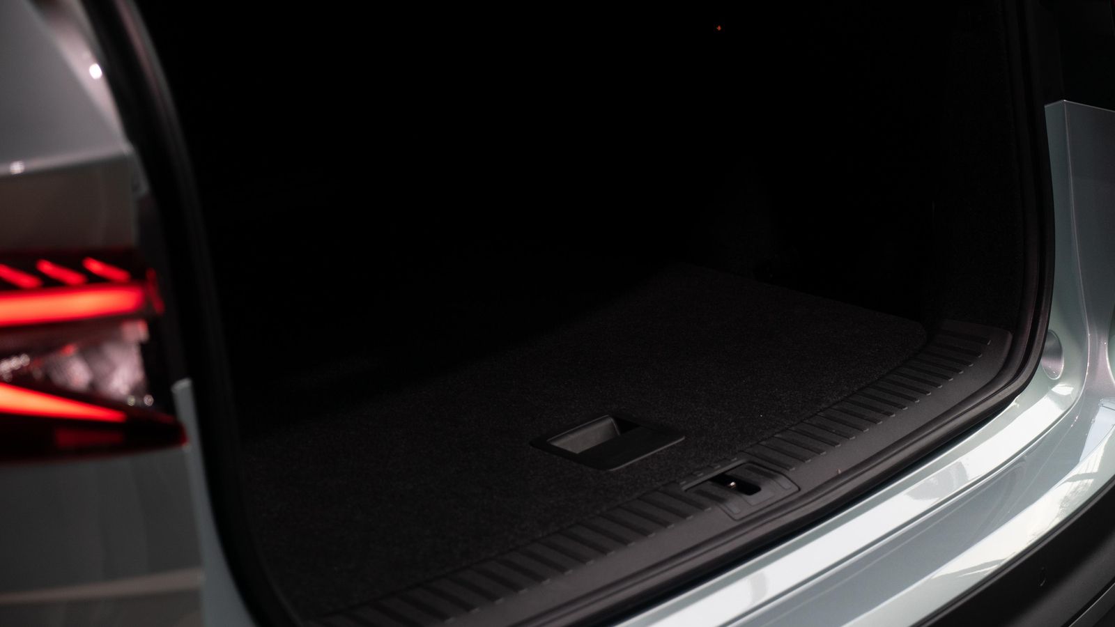 El maletero casi alcanza los 500 litros de capacidad, sobradamente los pasa si valoramos también el espacio disponible bajo el suelo.