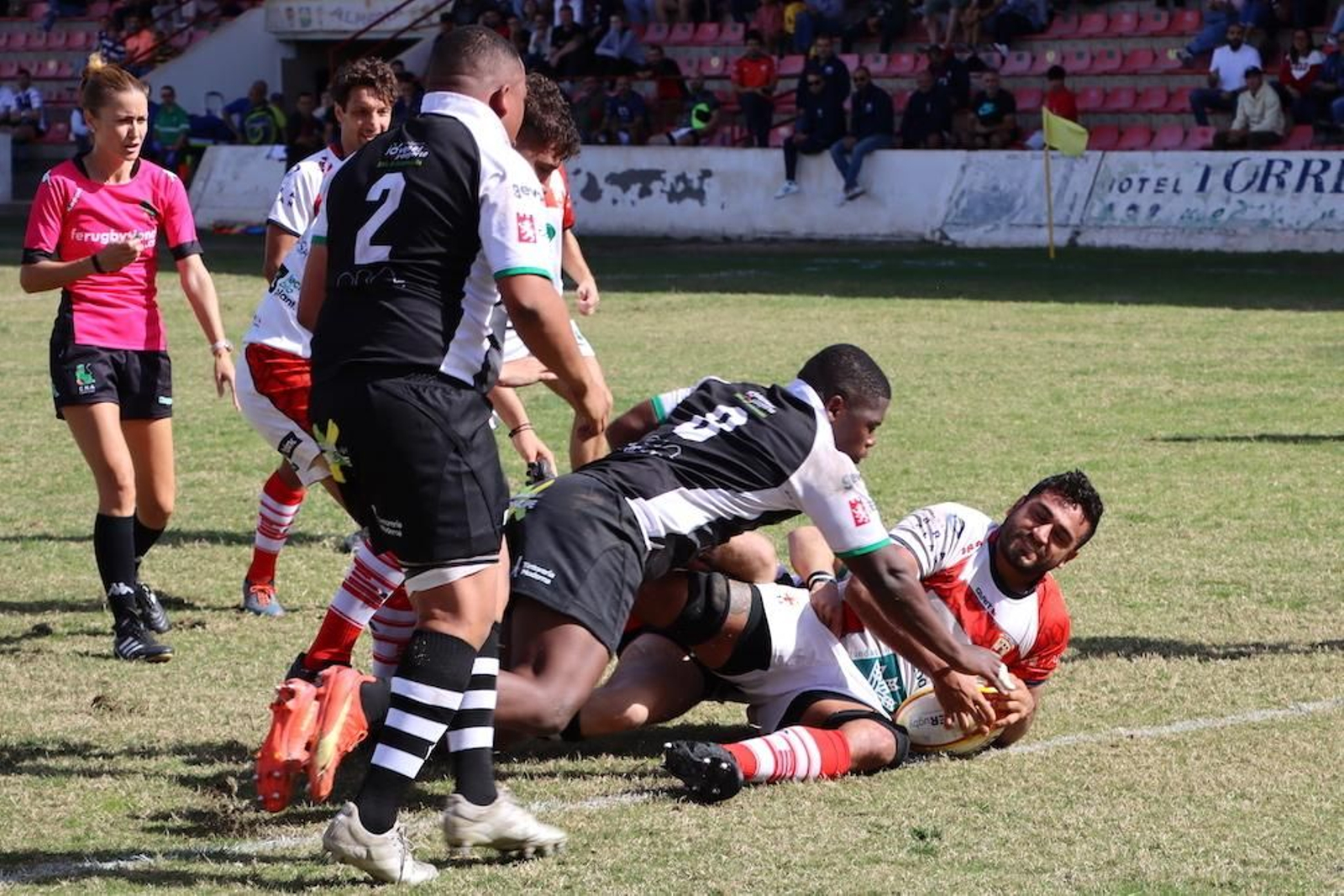 Un jugador cruzado intenta una touche