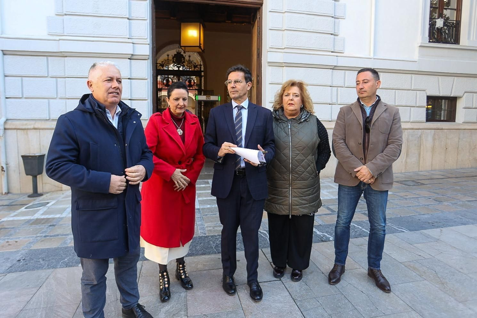 Miembros del PSOE a las puertas del Ayuntamiento de Granada.