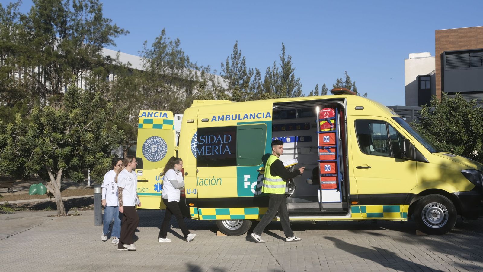La Facultad de Ciencias de la Salud de la UAL suma a sus instalaciones una ambulancia didáctica