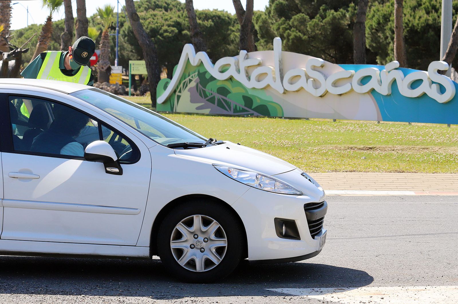 Entrada a Matalascañas controlada por la Guardia Civil.