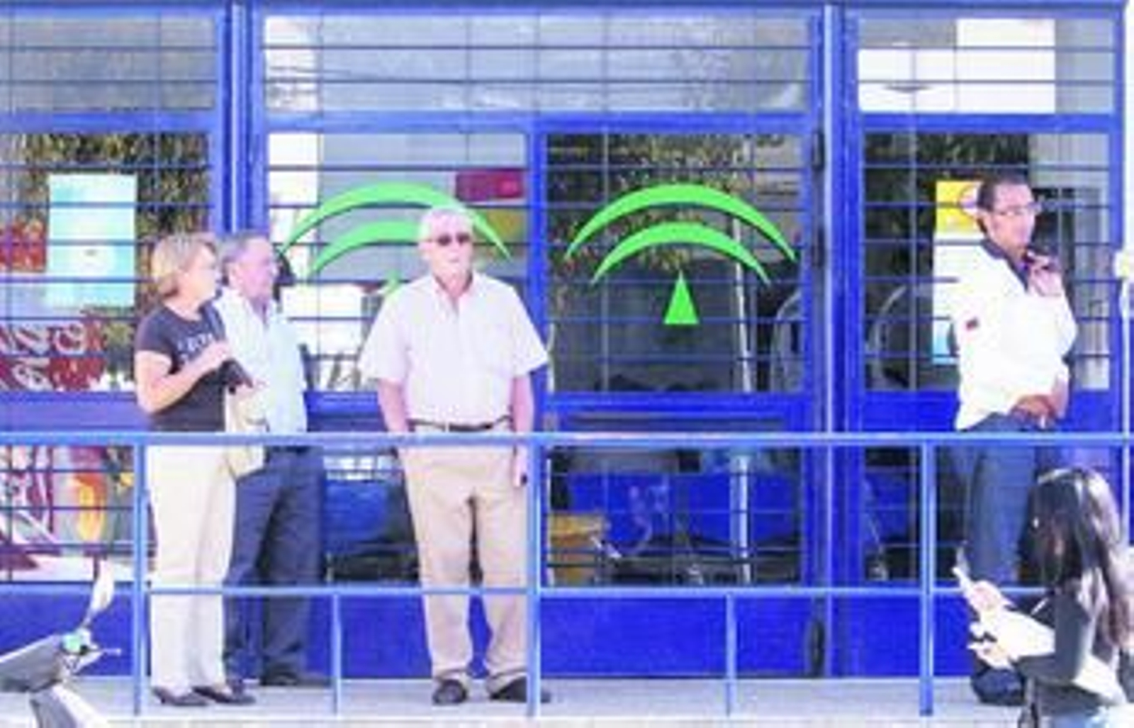 Usuarios a la salida esta semana del centro de salud de Delicias.