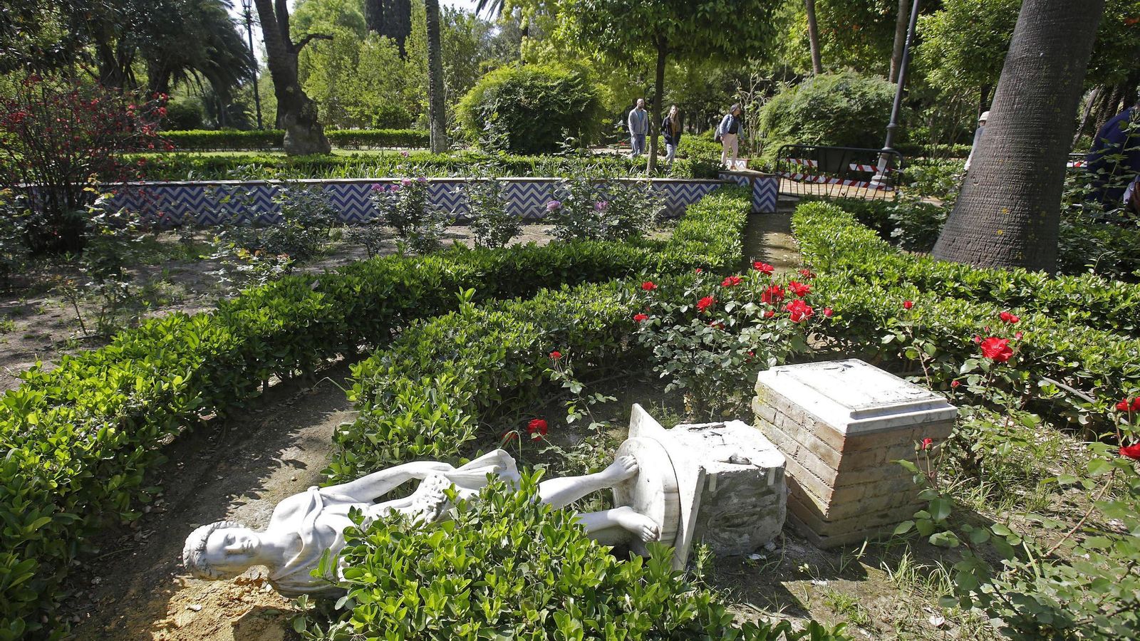 Efectos del vandalismo en el Parque de María Luisa.