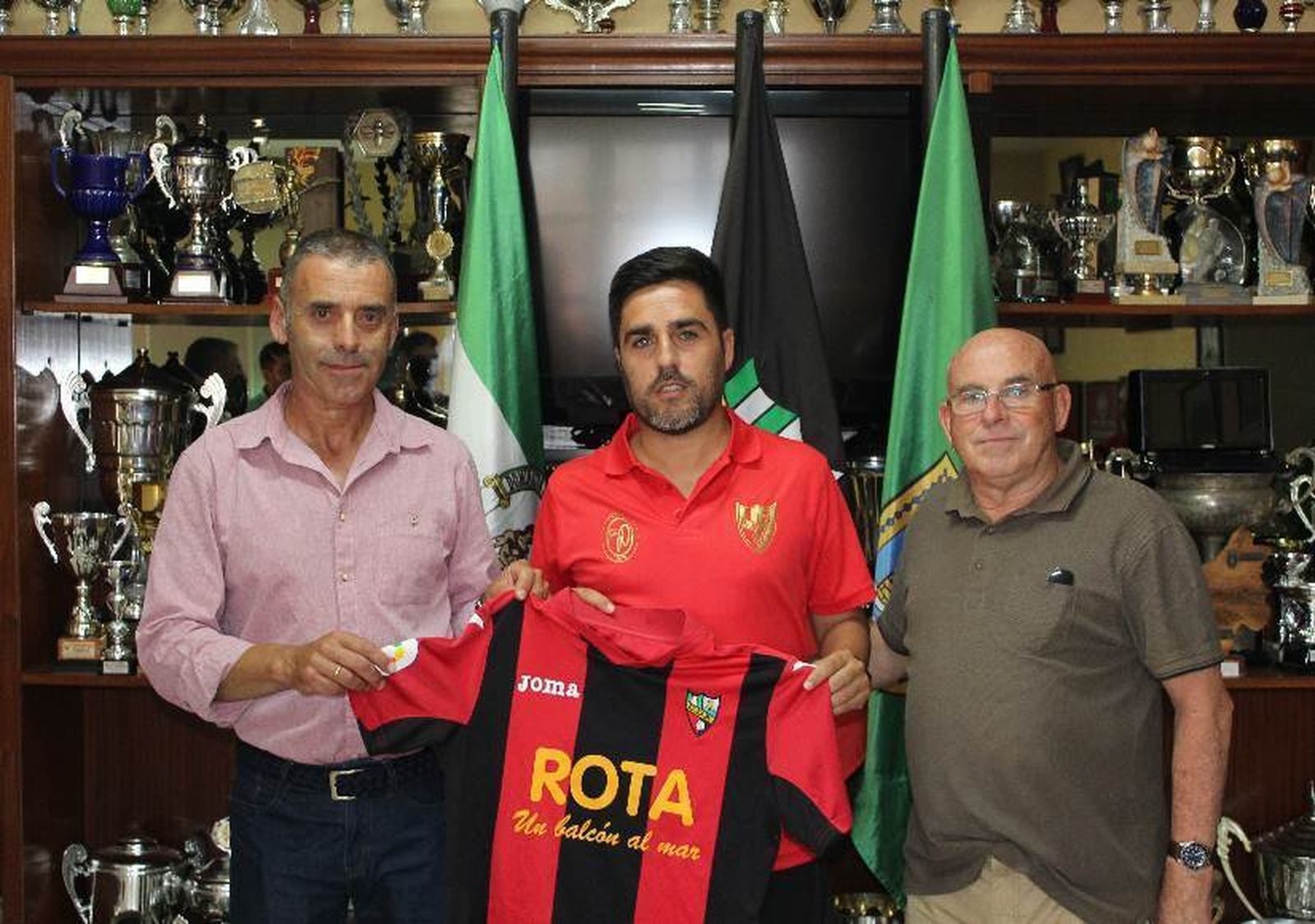 Toni López (d), junto al presidente en su presentación.