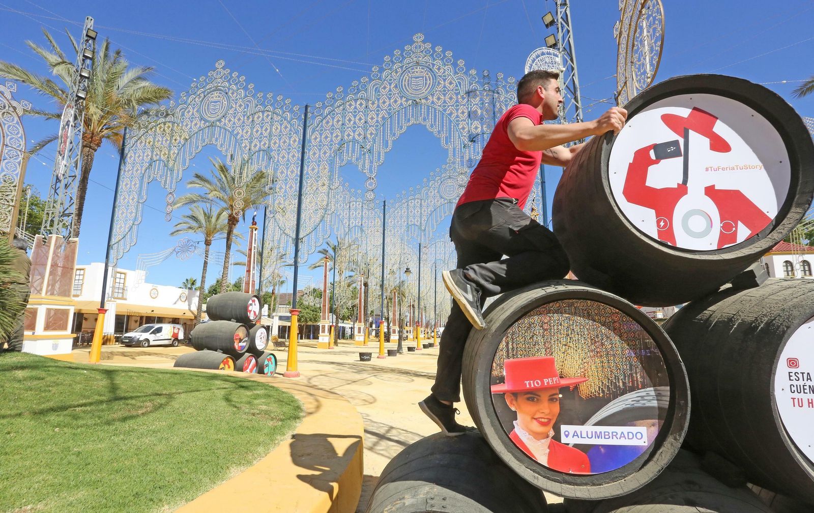 Un trabajador monta una andana de botas en el Real del González Hontoria en vísperas de la edición de la Feria  del Caballo del pasado año.