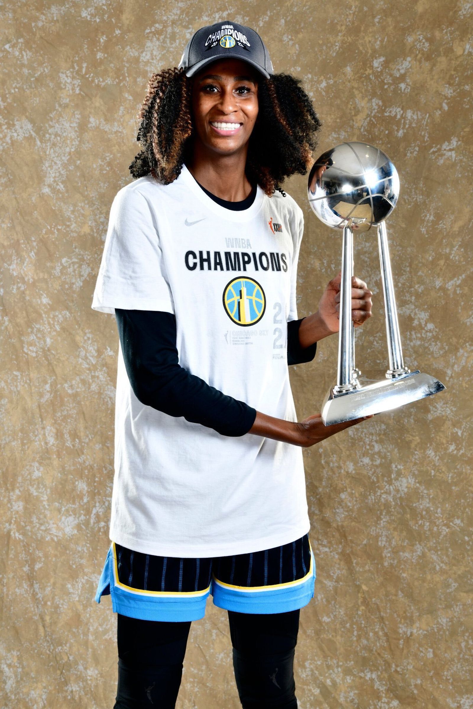 Astou Ndour-Fall posa con el trofeo de campeonas de la WNBA.