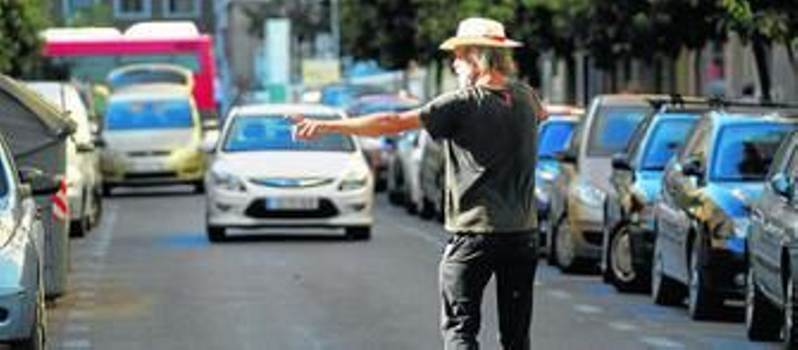 Un aparcacoches señala una plaza libre en Bami, en una imagen de archivo.