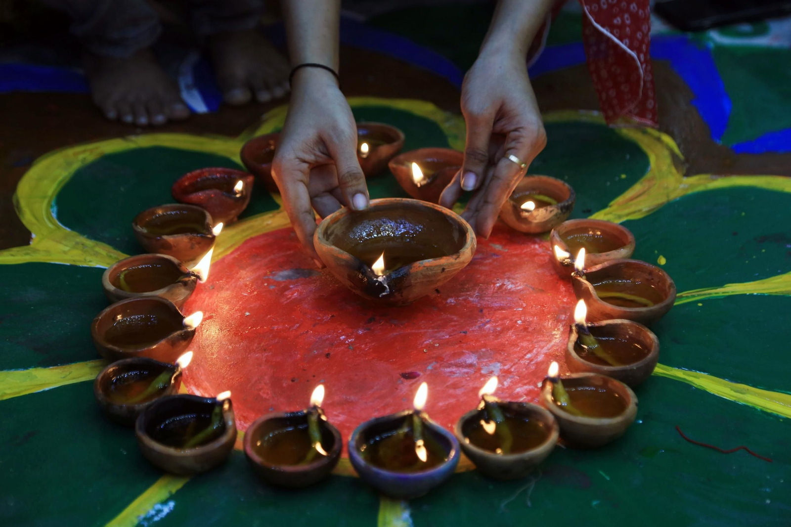 Las preciosas imágenes de la celebración del Diwali en India: un festival de luz y color