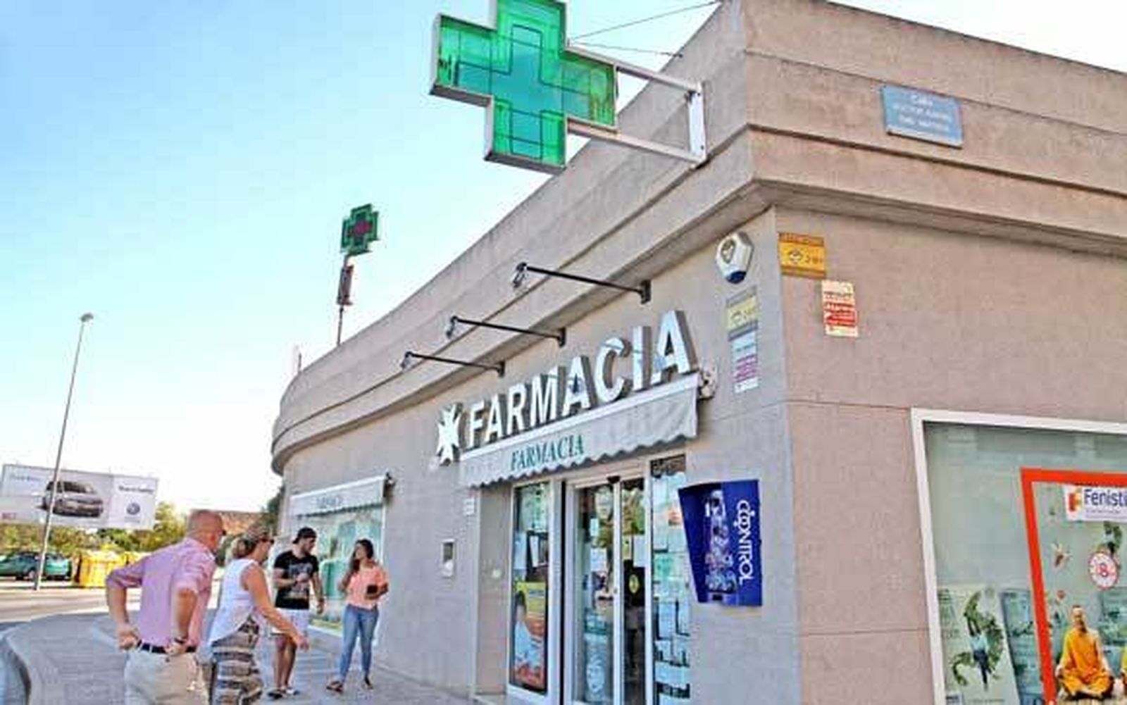 Imagen que presentaba ayer la farmacia situada en la glorieta de los Juegos Olímpicos, una de las atracadas el pasado mes de mayo. /Vanesa Lobo