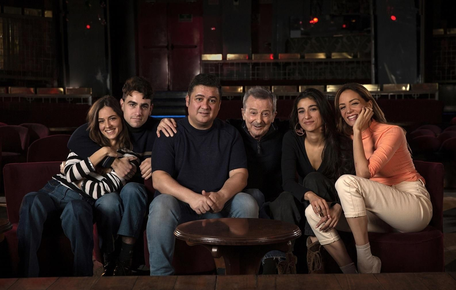 Secun de la Rosa, con parte del elenco de ‘El cover’.