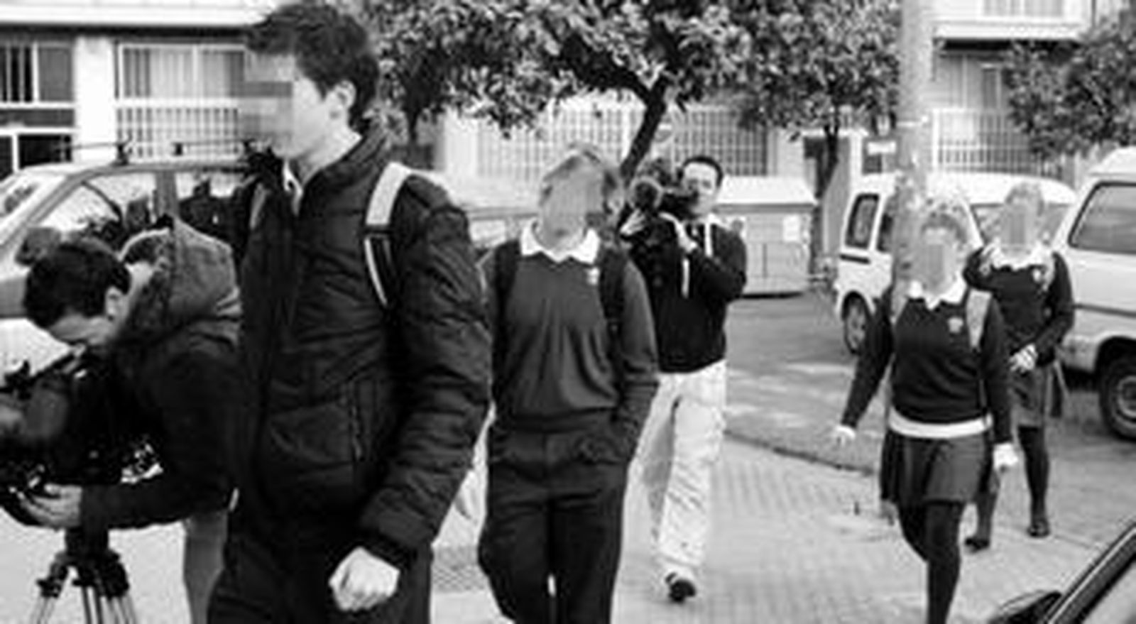 Alumnos de tercero y cuarto de ESO del San Juan Bosco se dirigen al aula de la calle San Joaquín donde estudiaba Marta.