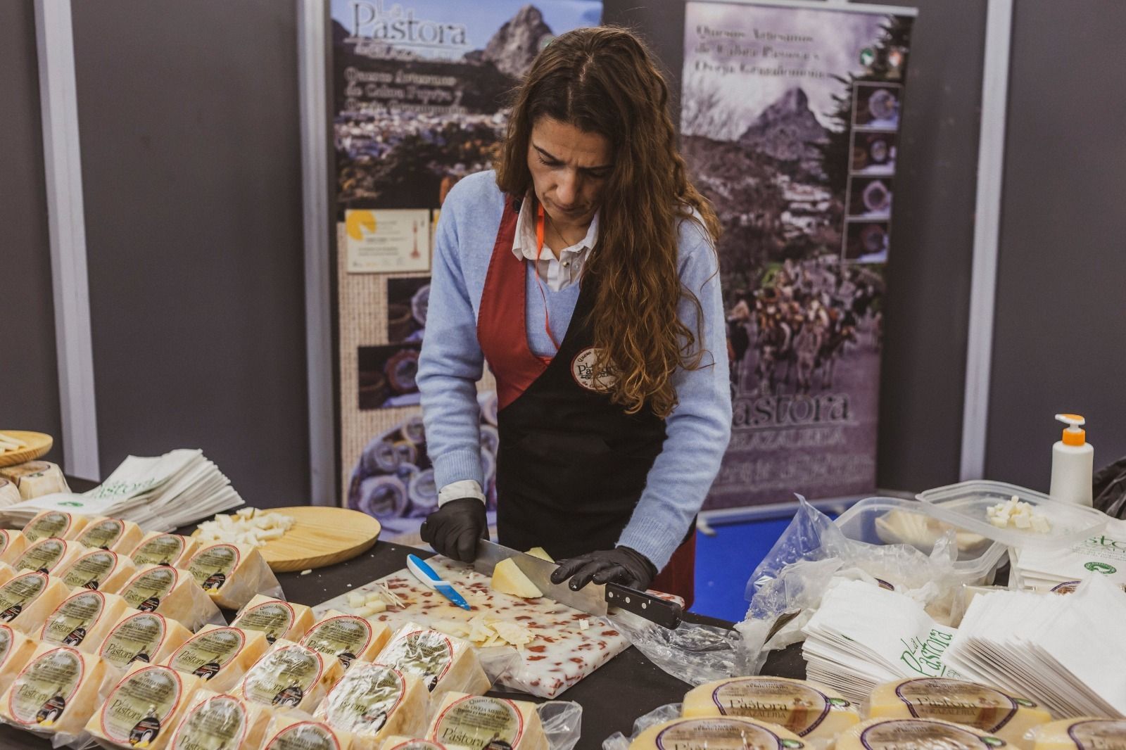 Un recorrido en imágenes por la Feria del Queso de Los Pedroches en Hinojosa del Duque