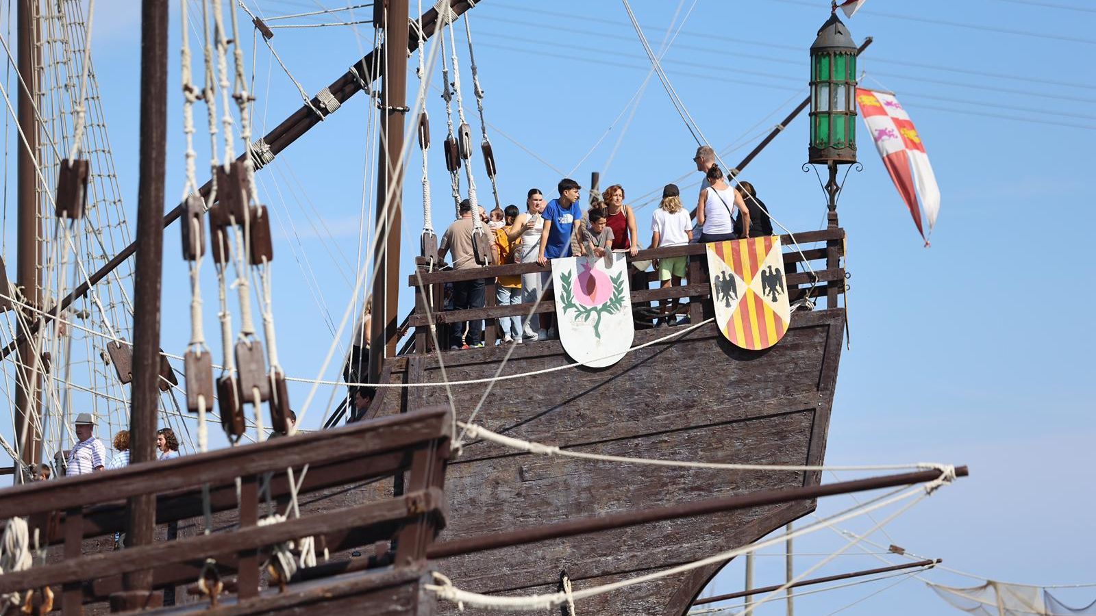 Un grupo de personas subidas en una de las carabelas expuestas en el emblemático enclave rabideño.