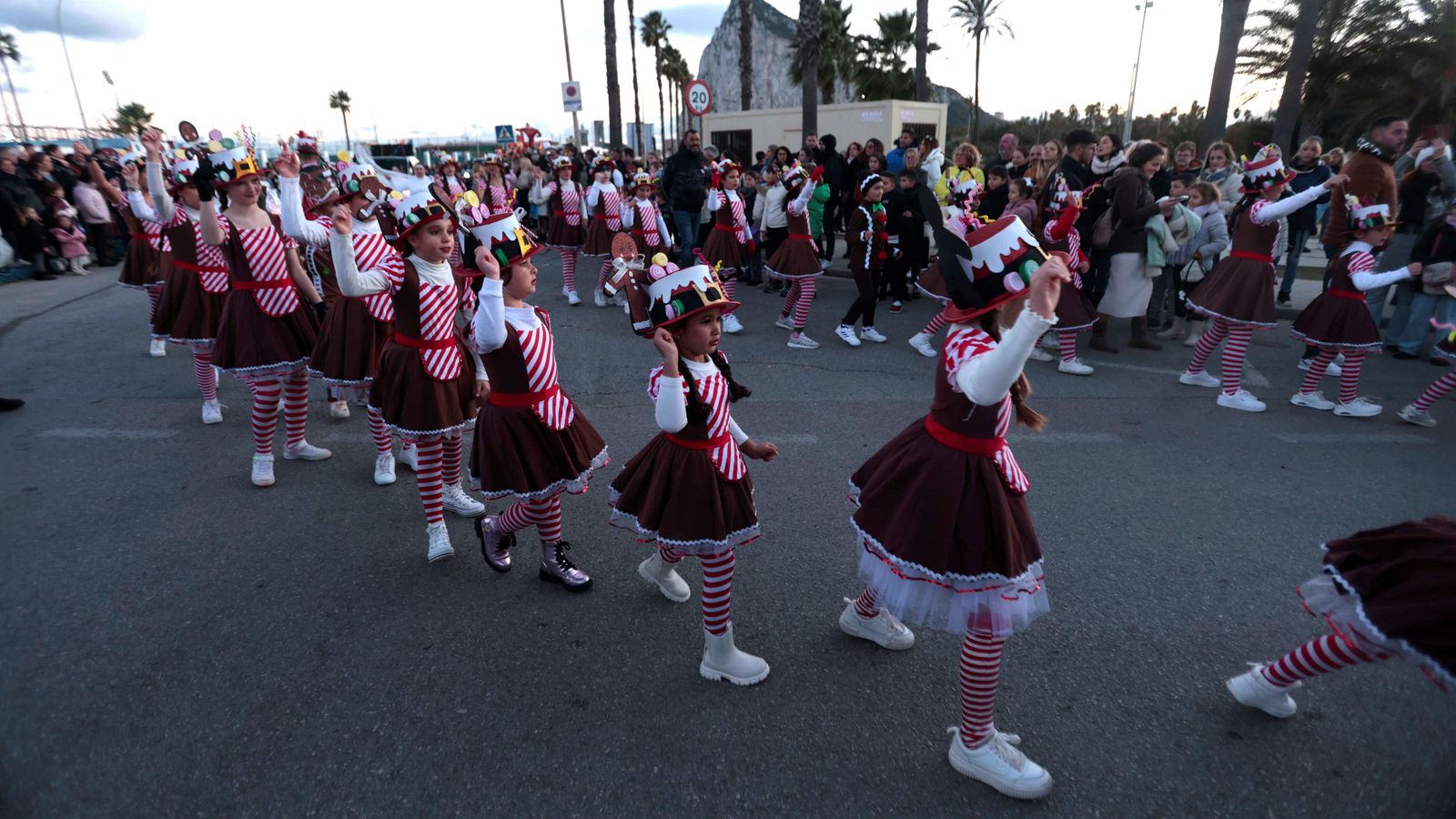 Niñas de una academia de baile, en la Cabalgata.