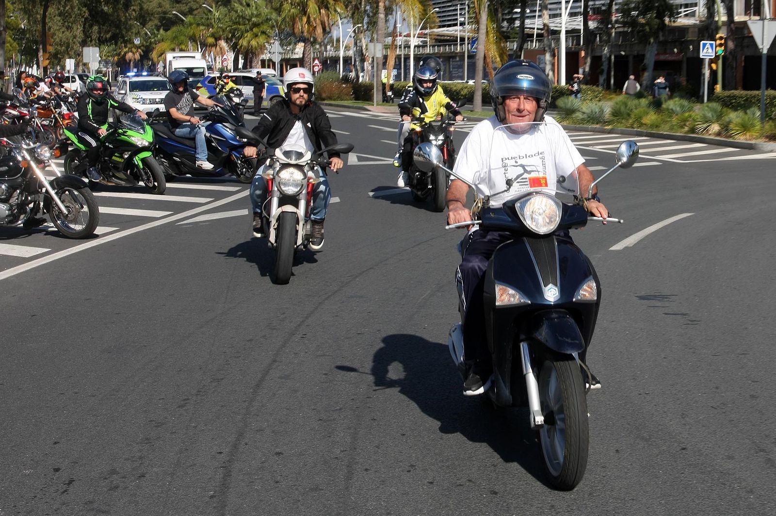 Imágenes de la concentración motera en memoria de Hugo Millán por las calles de Huelva