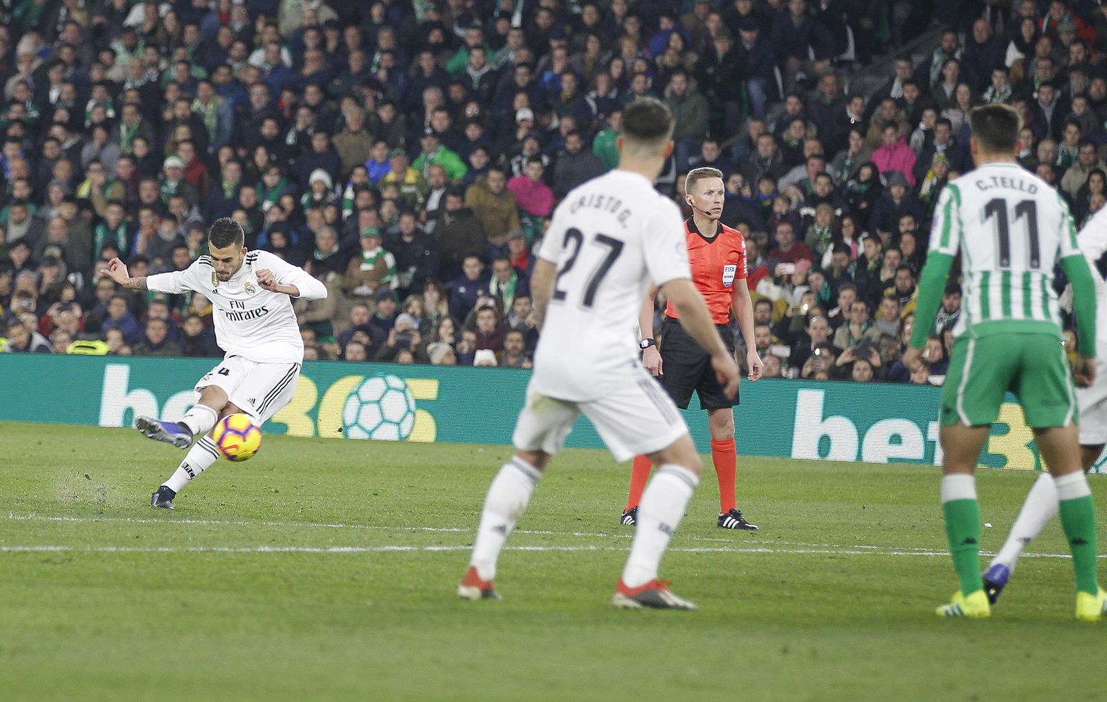 Dani Ceballos ejecuta la falta que se convertiría en el 1-2.