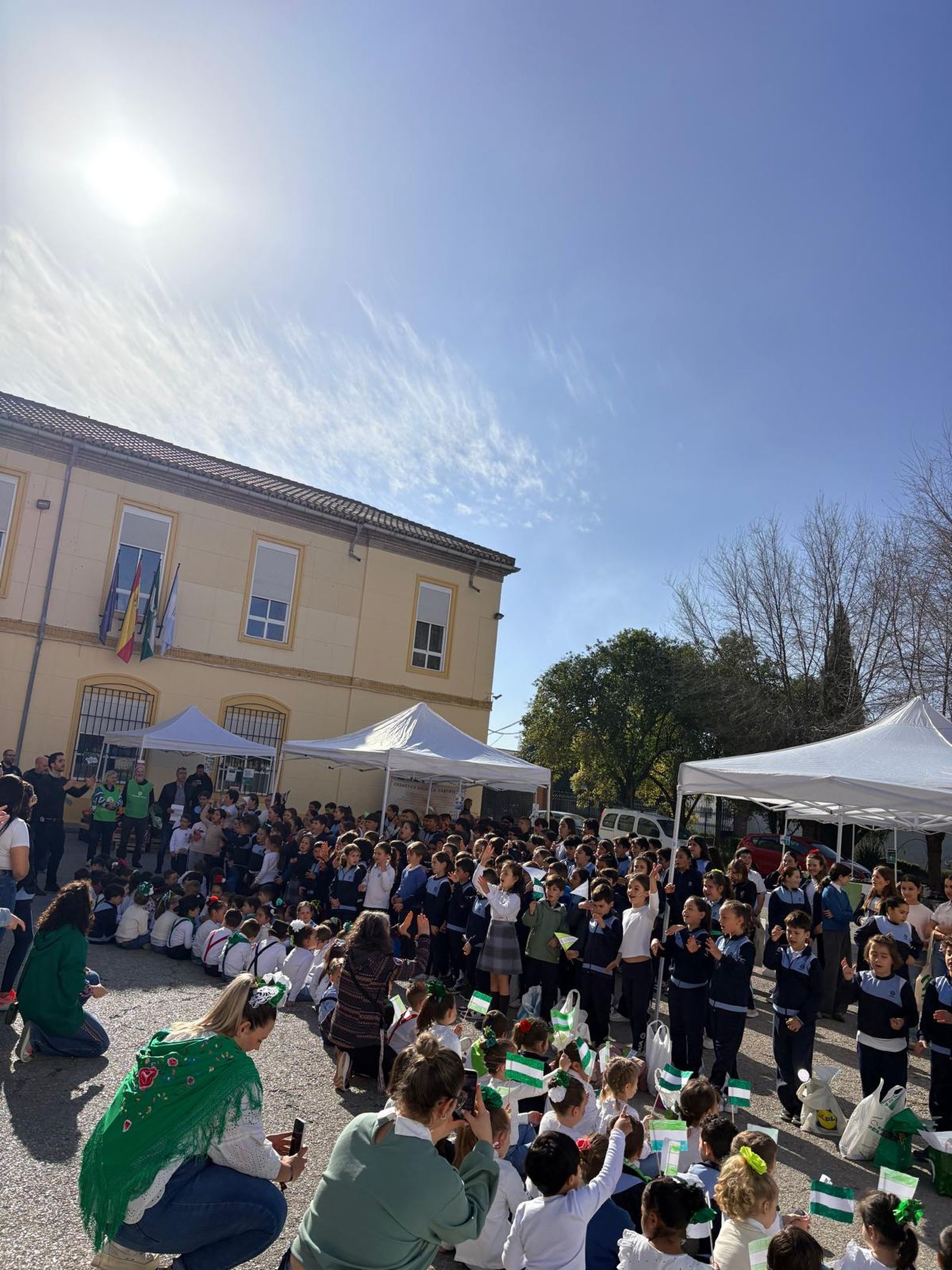 Actividad en el patio de la SAFA de Atarfe con motivo de su ecomercado y Día de Andalucía.