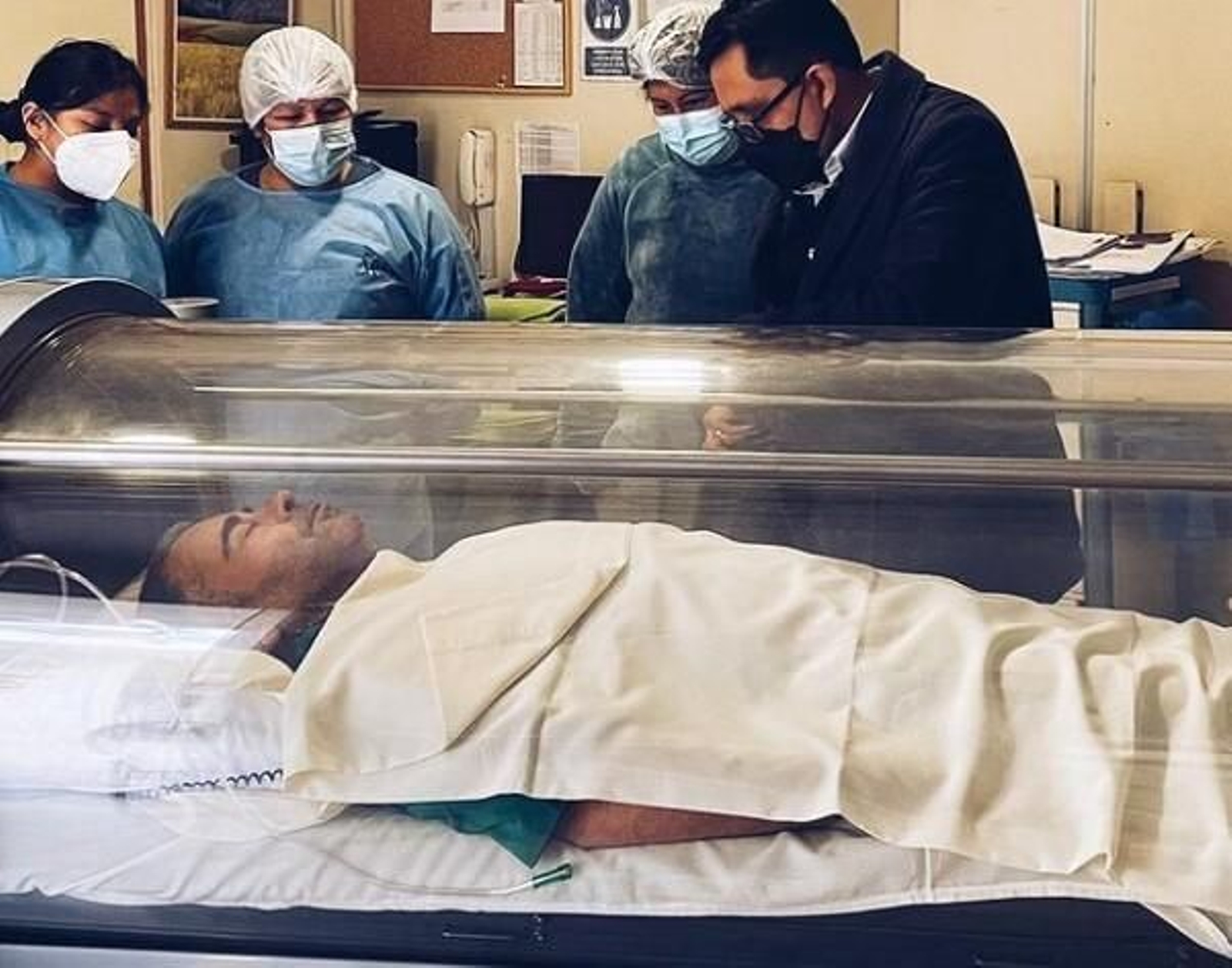 Jorge Javier Vázquez en una cápsula tratándose de su edema pulmonar Jorge Javier Vázquez en una cápsula tratándose de su edema pulmonar
