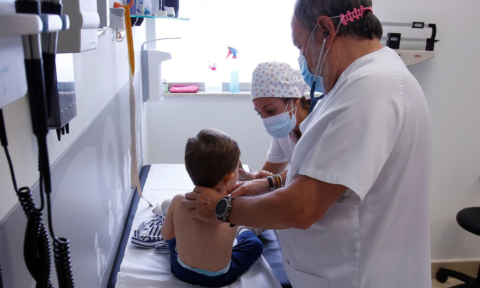 Un pediatra atiende a un niño en un centro de salud. Un pediatra atiende a un niño en un centro de salud.