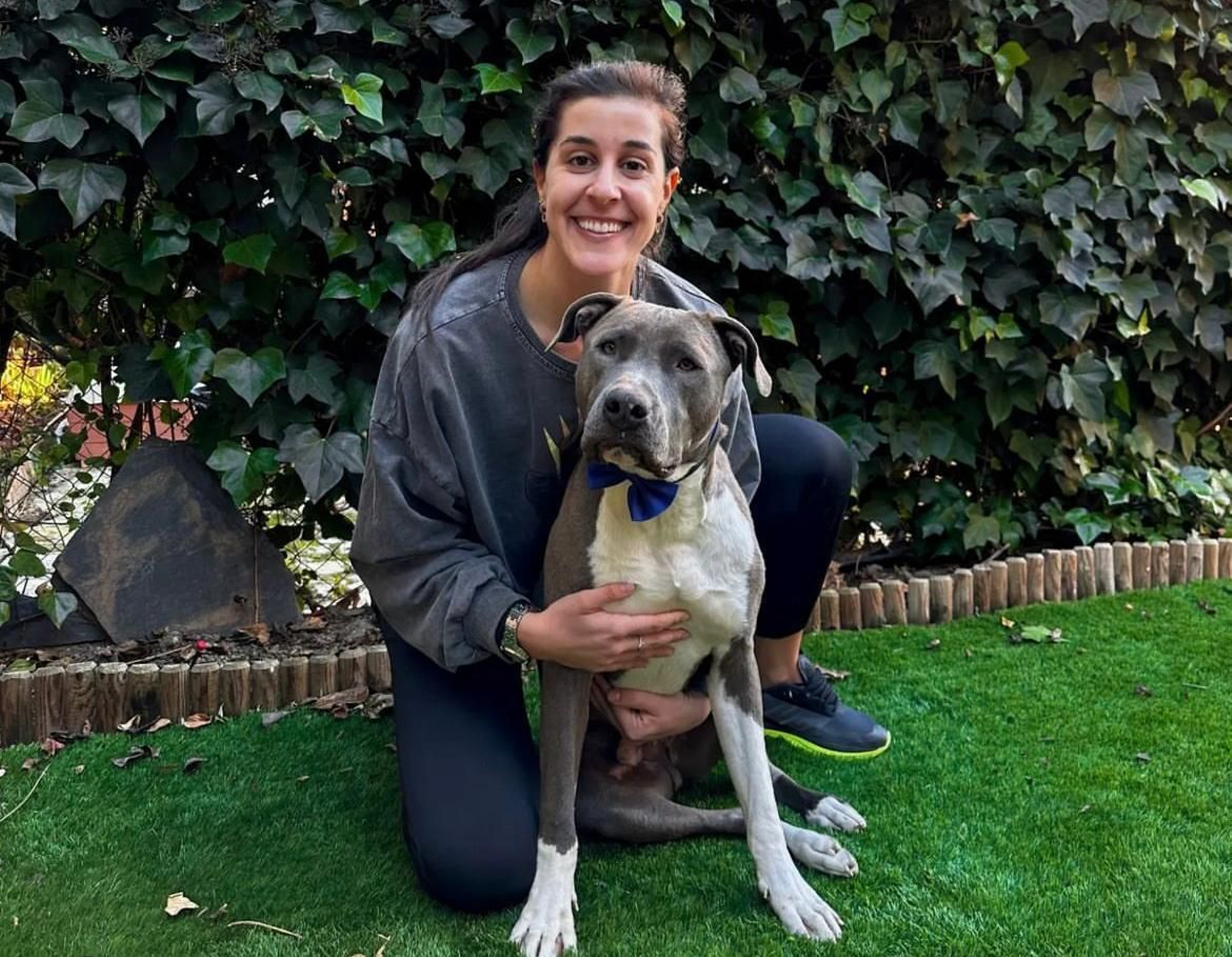Carolina Marín junto a su perro Thairon.