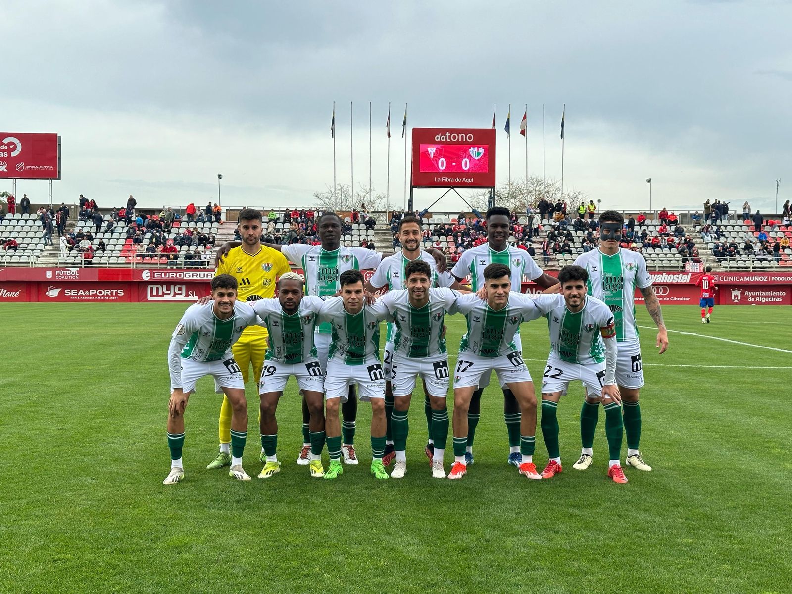 Los jugadores del Antequera CF posan en el Nuevo Mirador