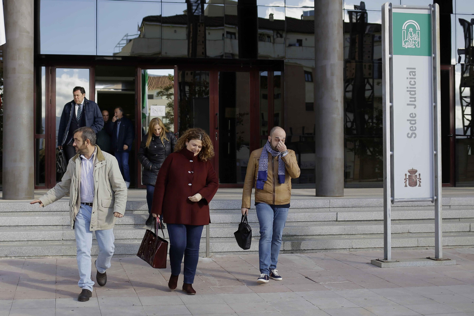 Teresa Valdenebro, junto a varios de sus concejales, tras salir de prestar declaración ante la jueza.