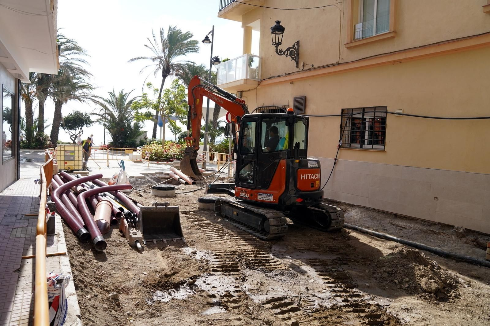 Un operario trabajando en uno de los viales. Un operario trabajando en uno de los viales.